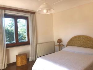 een slaapkamer met een bed en een raam bij Villa Catenacci Anacapri in Anacapri