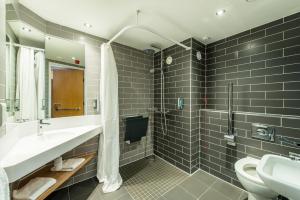 La salle de bains est pourvue d'un lavabo, d'une douche et de toilettes. dans l'établissement Holiday Inn Express Strathclyde Park M74, Jct 5, an IHG Hotel, à Motherwell