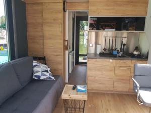 Kuchnia lub aneks kuchenny w obiekcie Domki pływające Houseboat4U, Mazury