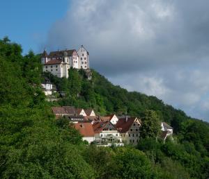 uma cidade ao lado de uma montanha em B&B Arlesbrunnen em Egloffstein