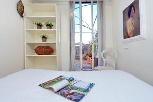 A bed or beds in a room at RomeAsYouLike - Arancio Apartments N° 10