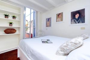 A bed or beds in a room at RomeAsYouLike - Arancio Apartments N° 10
