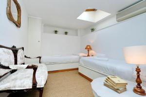 A bed or beds in a room at RomeAsYouLike - Arancio Apartments N° 10