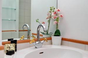 A bathroom at RomeAsYouLike - Arancio Apartments N° 10