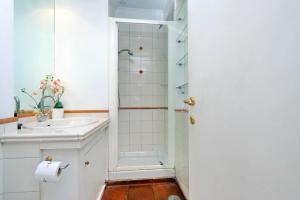 A bathroom at RomeAsYouLike - Arancio Apartments N° 10