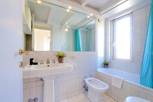 A bathroom at RomeAsYouLike - Arancio Apartments N° 10 Még 13 kép