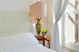 A bed or beds in a room at RomeAsYouLike - Arancio Apartments N° 10