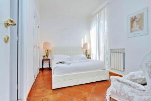A bed or beds in a room at RomeAsYouLike - Arancio Apartments N° 10