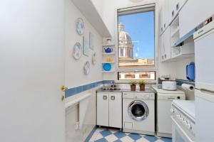 A kitchen or kitchenette at RomeAsYouLike - Arancio Apartments N° 10