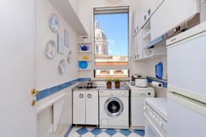 A kitchen or kitchenette at RomeAsYouLike - Arancio Apartments N° 10