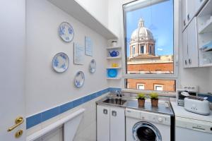 A kitchen or kitchenette at RomeAsYouLike - Arancio Apartments N° 10