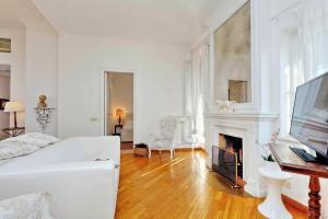 A television and/or entertainment centre at RomeAsYouLike - Arancio Apartments N° 10