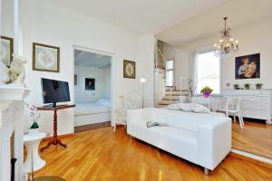 A television and/or entertainment centre at RomeAsYouLike - Arancio Apartments N° 10
