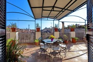 A balcony or terrace at RomeAsYouLike - Arancio Apartments N° 10