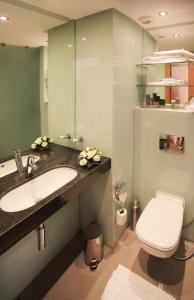 Bilik mandi di Ramada Encore By Wyndham Tangier