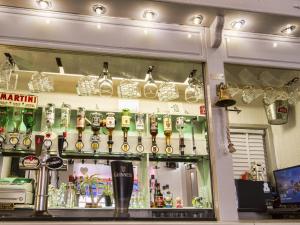 um bar com um monte de garrafas na parede em The Marsden Hotel em Blackpool