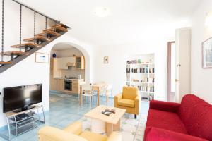 A television and/or entertainment centre at LUIMAR Holiday House