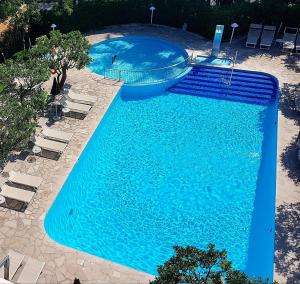 an overhead view of a large blue swimming pool at Hotel Alpha in Sant'Agnello