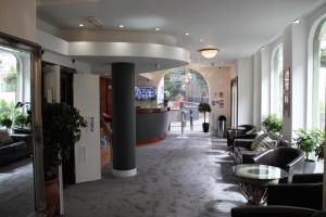 ロンドンにあるElysee Hyde Parkの建物内のソファとテーブルのあるロビー