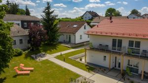 - une vue aérienne sur un village avec des maisons dans l'établissement Holledau-Apartments, Apartments für 1-5 Pers, getrennte Betten, Vollausstattung, kurze u lange Aufenthalte, 24h Checkin, wöchentl Reinigung u Wäschewechsel, Waschmaschine u Trockner, WLAN, XXL Parkplätze, Garten, ruhige Lage, gute Autobahnanbindung, à Osterwaal