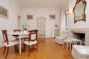 een woonkamer met een tafel en stoelen en een slaapkamer bij RomeAsYouLike - Arancio Apartments N°9 in Rome