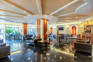 una hall con divani e sedie e un bar di Oasis Hotel Apartments ad Atene