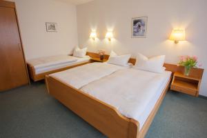 um quarto de hotel com duas camas e duas lâmpadas em Rustikale 2 Zi.-FeWo 70 qm Barrierefrei Nähe Freiburg em Simonswald