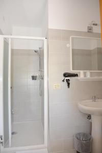 アッシジにあるCamere Tizianaのバスルーム(シャワー、シンク付)