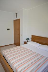 アッシジにあるCamere Tizianaのベッドルーム1室(壁に十字架付きのベッド1台付)