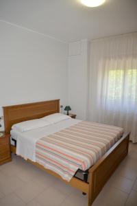 アッシジにあるCamere Tizianaのベッドルーム1室(大型ベッド1台、ストライプ毛布付)