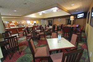 a dining room with tables and chairs in a restaurant at Baymont Inn & Suites by Wyndham Findlay in Findlay