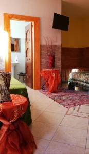 un soggiorno con divano e tavolo di Villa Santa Elena B&B - Country Home Holiday a Sala Consilina