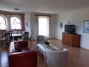 salon z kanapą i telewizorem w obiekcie Appartements Maurer w mieście Flachau