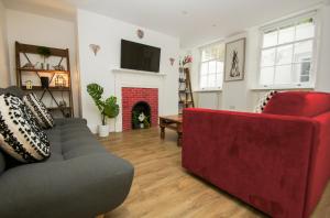 ein Wohnzimmer mit 2 Sofas und einem Kamin in der Unterkunft Montpelier Apartment - Central - by Brighton Holiday Lets in Brighton & Hove