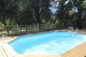 ein Schwimmbad mit einem Zaun um ihn herum in der Unterkunft Le Jardin Sarlat in Sarlat-la-Canéda