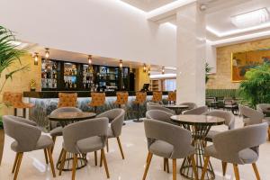 Lounge nebo bar v ubytování Acandia Hotel