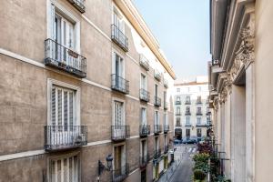 une ruelle de la ville avec des bâtiments et des balcons dans l'établissement Arenal Adagio Apartment, à Madrid