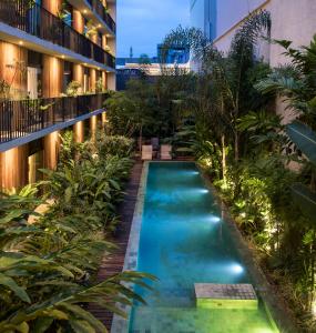uma piscina no meio de um edifício com plantas em Hotel Villa Amazônia em Manaus