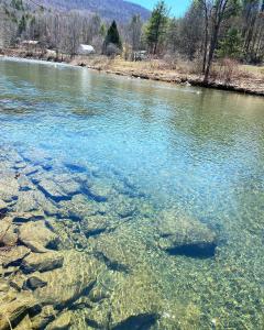 um rio com algumas rochas na água em Woodbridge Inn Bed & Breakfast em Woodstock