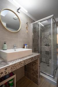 y baño con lavabo y ducha. en The house under the rocks of Meteora 1, en Kalambaka