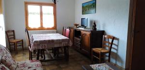 een woonkamer met een tafel en een tafel en stoelen bij GERFAUD Appartements en chalet in Saint-Gervais-les-Bains