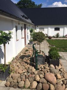 einen Steingarten vor einem Gebäude in der Unterkunft Annagården Österlen in Kivik