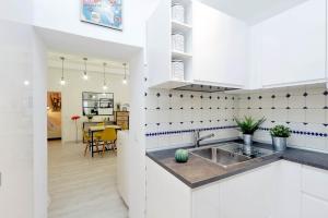 Virtuvė arba virtuvėlė apgyvendinimo įstaigoje RomeAsYouLike - Monti Experience 80