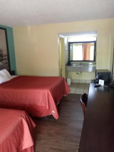 Postel nebo postele na pokoji v ubytování Super 8 by Wyndham Tulsa
