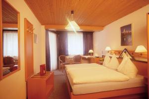 Tempat tidur dalam kamar di Hotel UNTERKRÄMERHOF