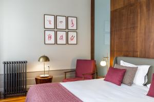 Ein Bett oder Betten in einem Zimmer der Unterkunft Gallery Townhouse & Home