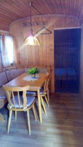 una mesa de madera y sillas en una habitación en Rolling Home, en Eppingen