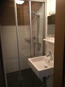 A bathroom at Haus Praxmarer