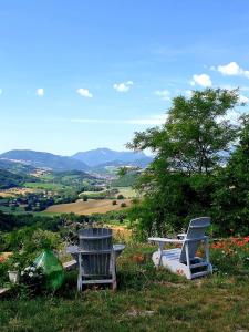 佩爾戈拉的住宿－B & B La Primavera，山顶上两把椅子和一张桌子