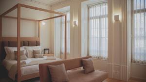 een slaapkamer met een hemelbed en ramen bij viterbo'8 - The Artists House in Porto